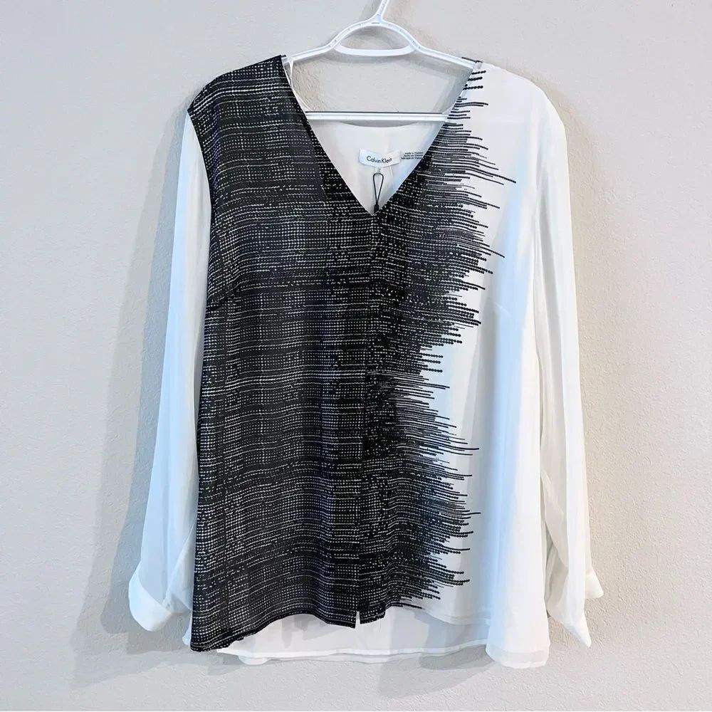 NWT Calvin Klein Woman’s Blouse Black White Print Inverted Pleat Size 1X V Neck